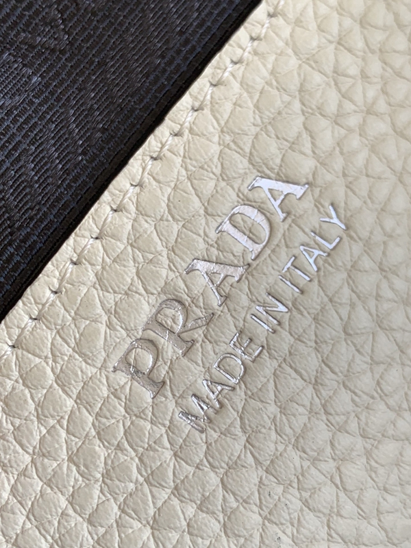 プラダバッグ着用イメージ